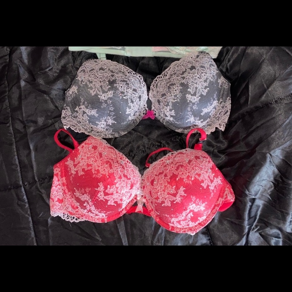 2 Victoria’s Secret bras